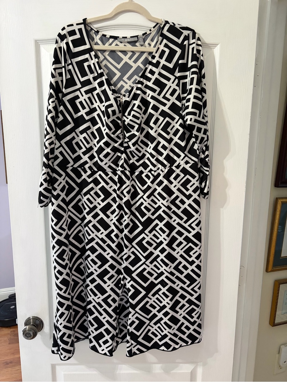 NY Collection Black & White Geometric V-Neck Long Sleeve Dress